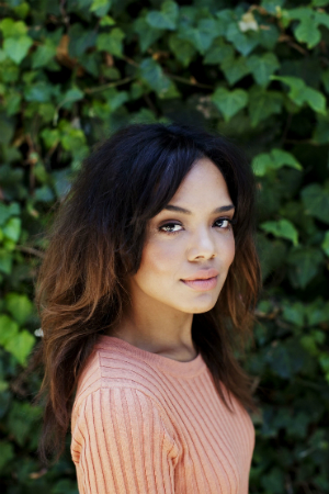 Лили Джеймс и Тесса Томпсон сыграет в нео-вестерне